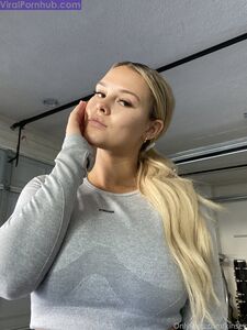 Fuites de la dernière photo nue de Kinsey Wolanski sur Onlyfans