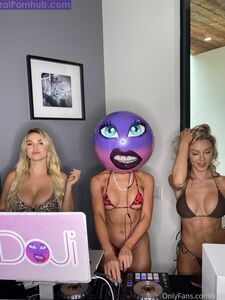 Fuites de la dernière photo nue de Kinsey Wolanski sur Onlyfans