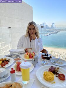Fuites de la dernière photo nue de Kinsey Wolanski sur Onlyfans