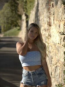 Fuites de la dernière photo nue de Kinsey Wolanski sur Onlyfans