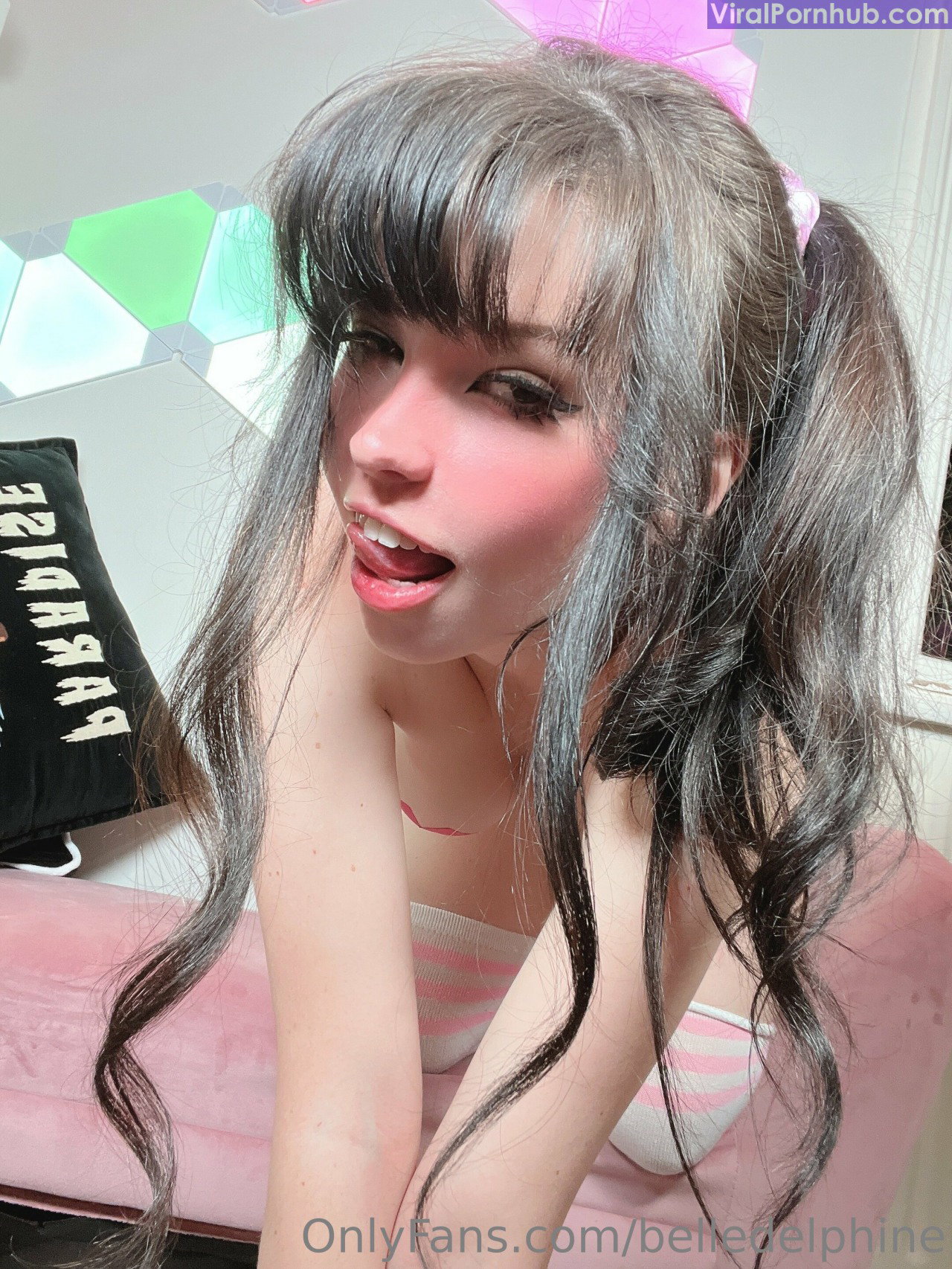 Besos de BelleDelphine en la silla de burbujas, conjunto de marzo de 2023, filtraciones Premium de Onlyfans